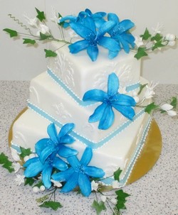 Трехъярусный свадебный торт с голубыми лилиями и элементами дамасского узора
